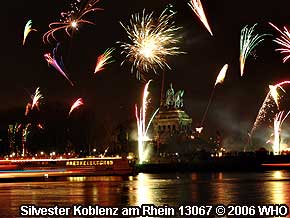 Uhrzeit feuerwerk flammen koblenz in rhein Rhein in